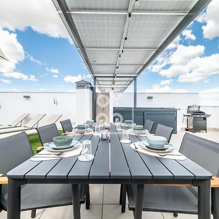 La Rambla Sky Penthouse - Rooftop Bbq Pool Near - By Oyoostays Apartment *