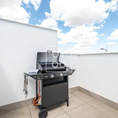 Apartment La Rambla Sky Penthouse - Rooftop Bbq Pool Near - By Oyoostays *